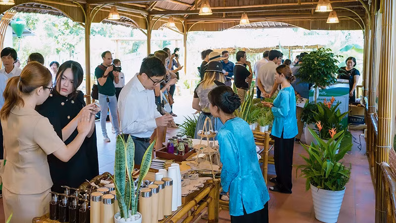 En septiembre de 2023, Silk Sense Hoi An River Resort anuncia en septiembre de 2023 un establecimiento libre de desechos plásticos y artículos de plástico de un solo uso. (Fotografía: Nhan Dan)