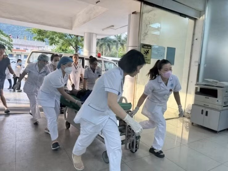 Las víctimas son llevadas al Hospital General de Cam Pha. (Fotografía: VNA)