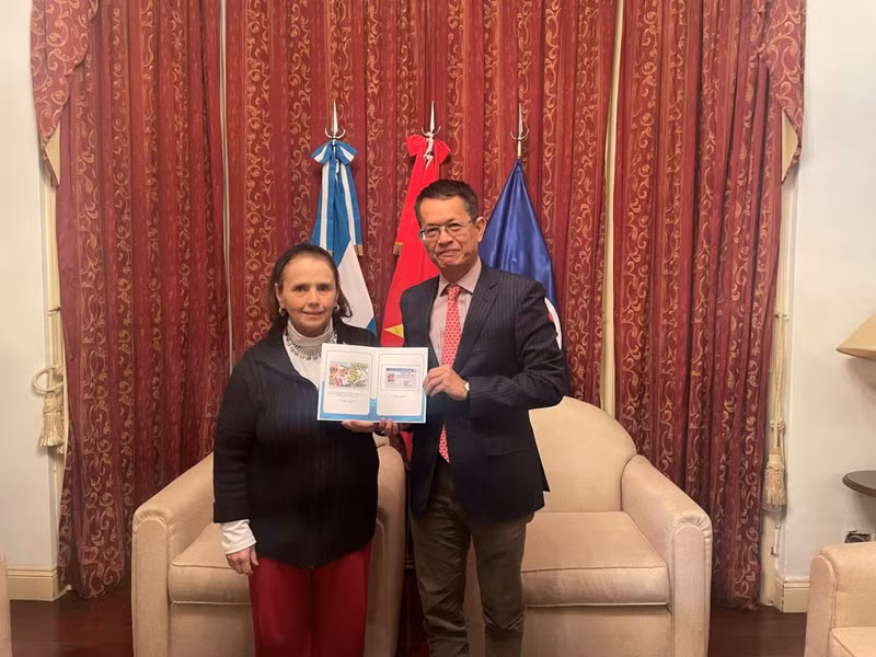 El embajador de Vietnam en Argentina, Duong Quoc Thanh, y la directora de ICAV, Poldi Sosa Schmidt.