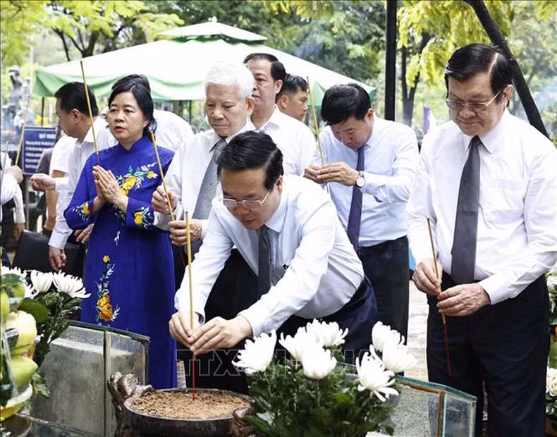 El presidente de Vietnam, Vo Van Thuong, rinde homenaje a los soldados y compatriotas caídos. (Fotografía: VNA)