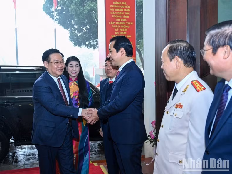 Vuong Dinh Hue y los delegados en una exposición artística sobre el desarrollo de Vinh Phuc.