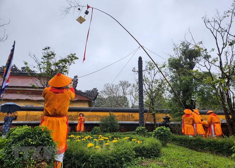 El Centro de Conservación de Reliquias de Hue rehabilitó un rito para desmontar Cay Neu (árbol bendito). (Fotografía: VNA)