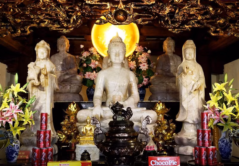 El altar de las estatuas de Buda en la sala principal de la pagoda. El altar de las estatuas de Buda en la sala principal de la pagoda.