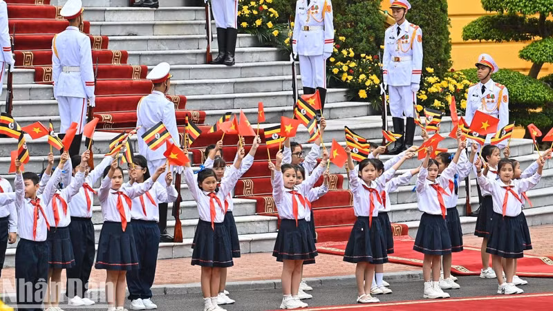 Niños capitalinos dan la bienvenida al presidente ugandés Yoweri Kaguta Museveni.