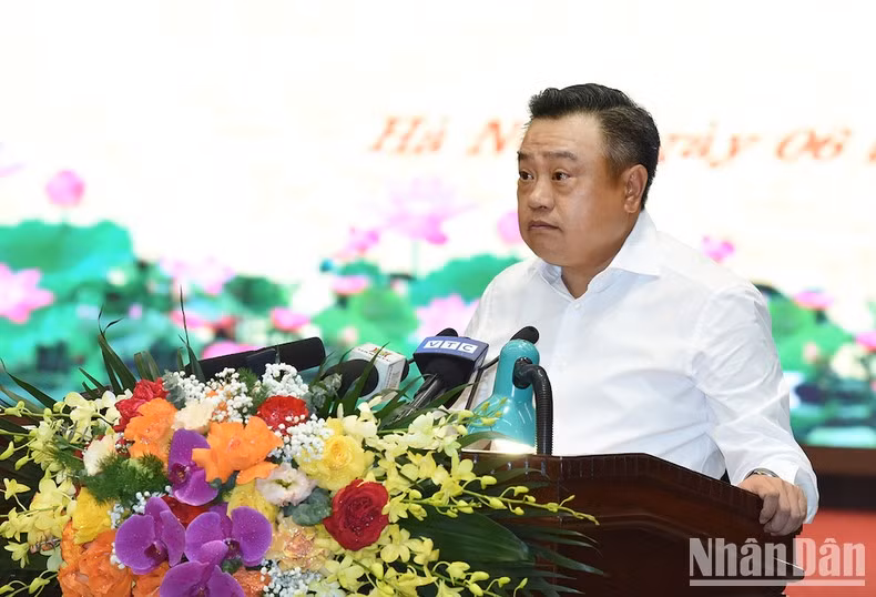 El presidente del Comité Popular de Hanói, Tran Sy Thanh, informa sobre el desarrollo socioeconómico de la capital. El presidente del Comité Popular de Hanói, Tran Sy Thanh, informa sobre el desarrollo socioeconómico de la capital.