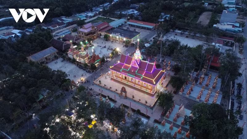 La majestuosidad y hermosa arquitectura de la pagoda dejan una impresión inolvidable en los corazones de los visitantes.