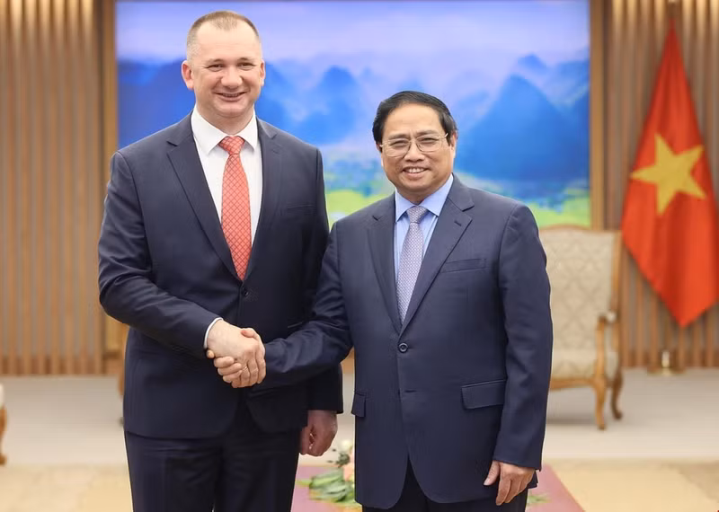 El primer ministro Pham Minh Chinh (derecha) y el ministro del Interior de Bielorrusia, Ivan Vladimirovich Kubrakov. (Fotografía: VNA)