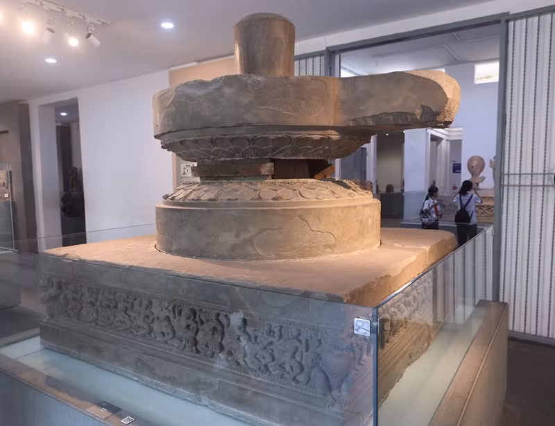 El pedestal de Tra Kieu, hecho de arenisca, se origina en Tra Kieu (provincia de Quang Nam) y data de los siglos VII - VIII. Fue reconocido como Tesoro Nacional en 2012.