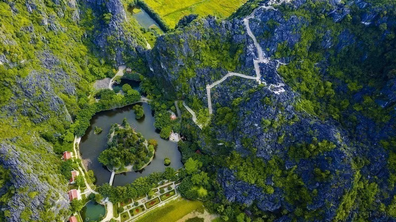 Escalar desde el pie de la montaña hasta la cima, con más de 400 escalones de piedra, deviene un desafío interesante para los turistas al visitar el lugar.