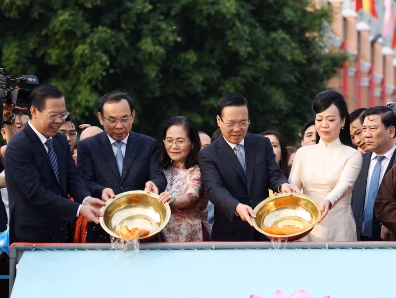 El presidente Vo Van Thuong, su esposa y las autoridades de Ciudad Ho Chi Minh liberan carpas. (Fotografía: VNA)