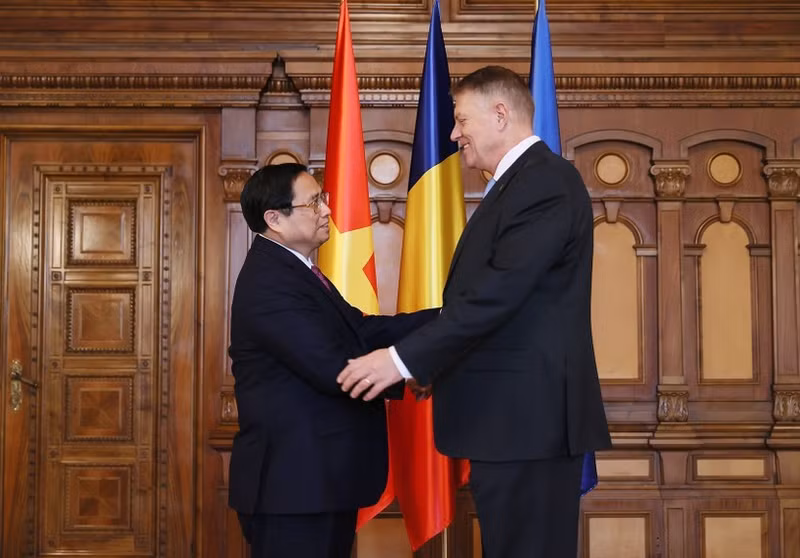 El primer ministro de Vietnam, Pham Minh Chinh (izquierda), y el presidente rumano, Klaus Iohannis. (Fotografía: VNA)