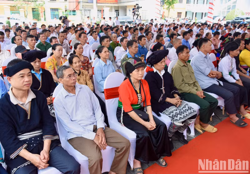 Representantes de los grupos étnicos y familias con dificultades económicas en Hoa Binh.