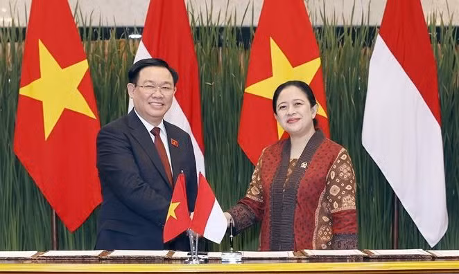 El presidente de la Asamblea Nacional de Vietnam, Vuong Dinh Hue, y la titular del Consejo de Representantes del Pueblo Indonesio (DPR-RI), Puan Maharani, firman un acuerdo de cooperación entre los dos países. (Fotografía: VNA)