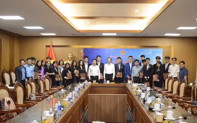 Representantes del Ministerio de Educación y Formación estimulan a los estudiantes. (Fotografía: VNA)