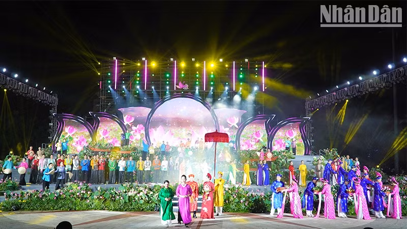 Inauguran en provincia de Dong Thap Festival de Loto. (Fotografía: Nhan Dan)