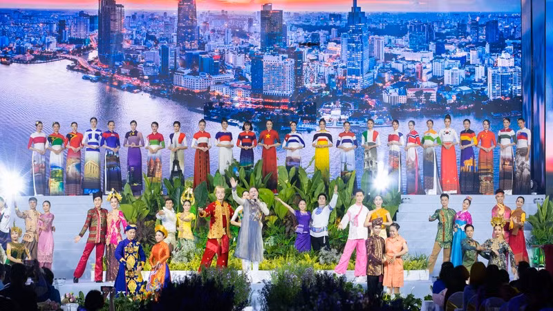 Colección “Perla del Lejano Oriente” inspirada en el río Saigón.