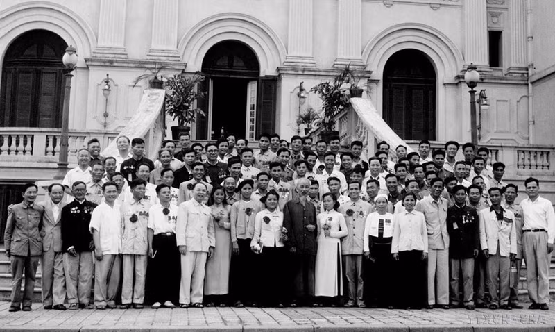 El 6 de mayo de 1962, en el Palacio Presidencial, el presidente Ho Chi Minh se reunió con delegados del primer, el segundo y el tercer Congreso de héroes y soldados de emulación (desde 1952 hasta1962).