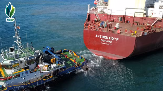 Un buque transporta petróleo a la empresa de Refinería y Petroquímica Nghi Son (NSRP). (Fotografía: Cortesía de la empresa)