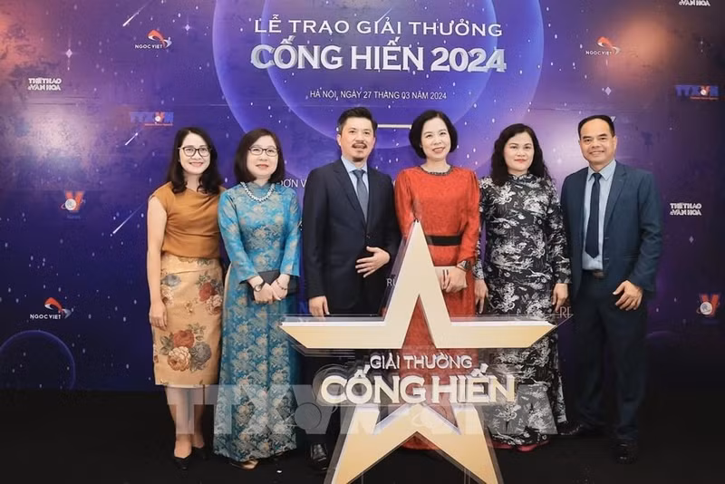 La directora general de la VNA, Vu Viet Trang (tercera, desde la derecha), y los delegados en la ceremonia de premiación. (Fotografía: VNA)