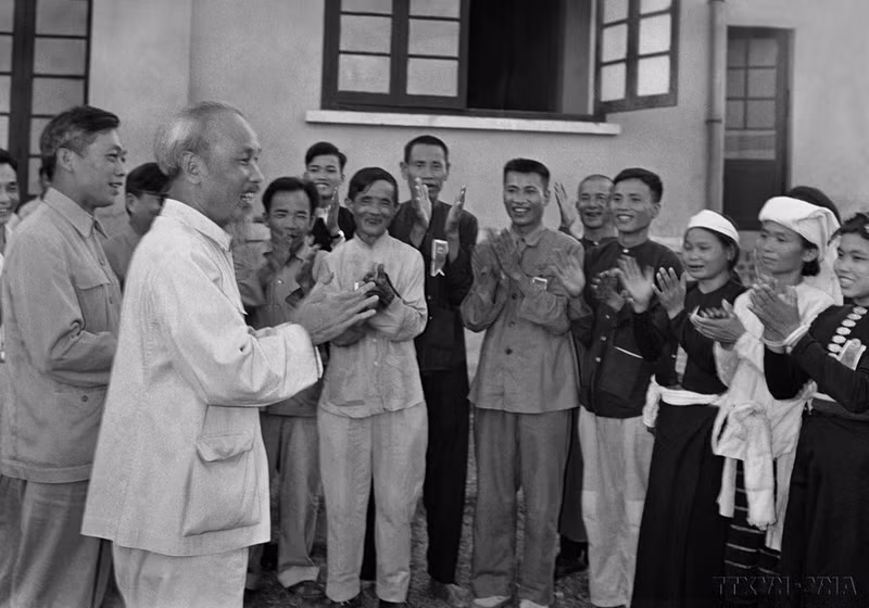 El Presidente Ho Chi Minh en el encuentro con los delegados del Congreso Nacional de héroes y soldados de emulación en la agricultura y ayuda mutua (Hanói, 23 de mayo de 1957).