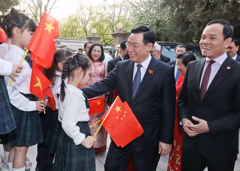 El presidente de la Asamblea Nacional de Vietnam , Vuong Dinh Hue, se reúne con representantes de la comunidad de connacionales en China. (Fotografía: VNA)