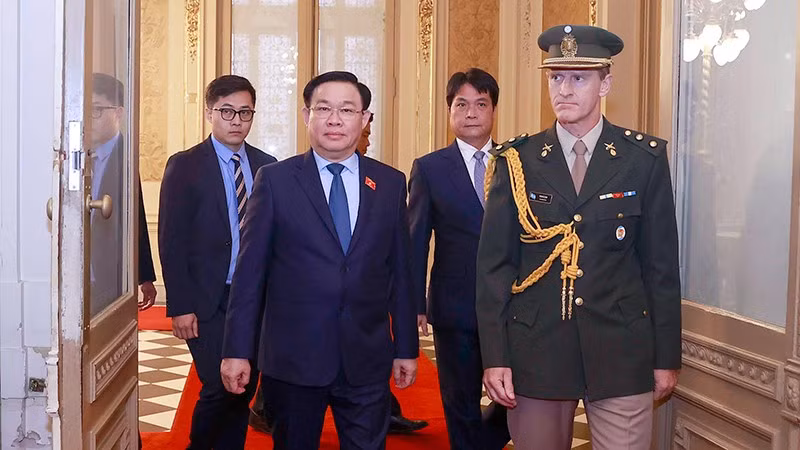 El presidente de la Asamblea Nacional, Vuong Dinh Hue, se entrevista con el presidente de Argentina, Alberto Fernández. (Foto: Doan Tuan)