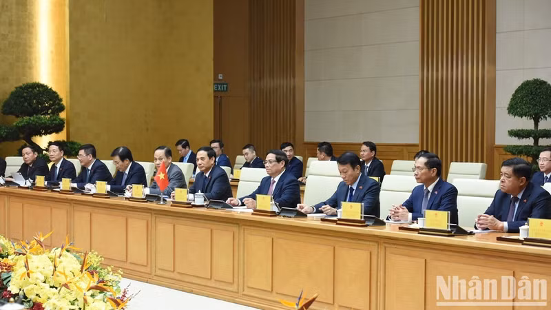 El primer ministro Pham Minh Chinh y miembros del Gobierno vietnamita en las conversaciones.