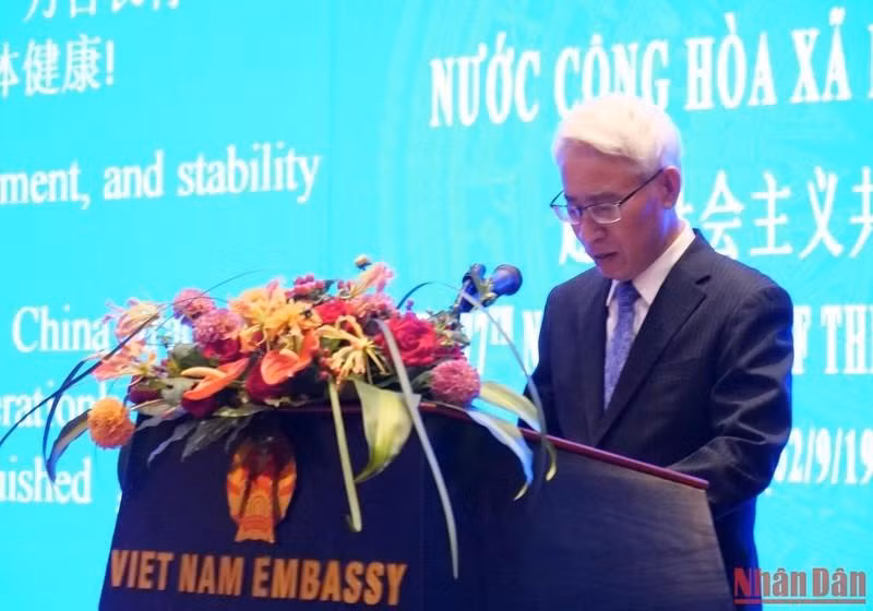 El embajador de Vietnam en China, Pham Sao Mai, habla en el acto. (Fotografía: Nhan Dan)