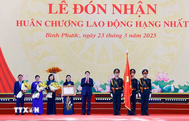 El presidente Luong Cuong entrega la Orden de Trabajo de primera clase al Comité partidista provincial, las autoridades y el pueblo de Binh Phuoc. (Foto: VNA)