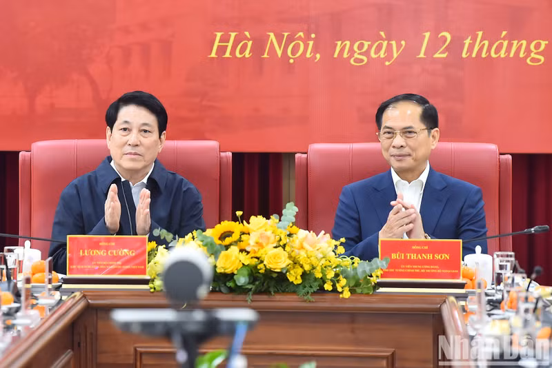 El presidente Luong Cuong, el vicepremier y ministro de Asuntos Exteriores, Bui Thanh Son.