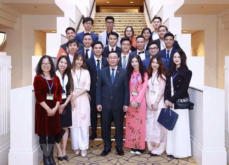 El dirigente parlamentario y representantes de vietnamitas residentes en Australia. (Fotografía: VNA) El dirigente parlamentario y representantes de vietnamitas residentes en Australia. (Fotografía: VNA)