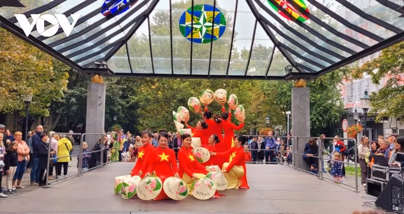 Actuación de danza de Non (sombrero cónico vietnamita), en el evento. (Fotografía: VOV)