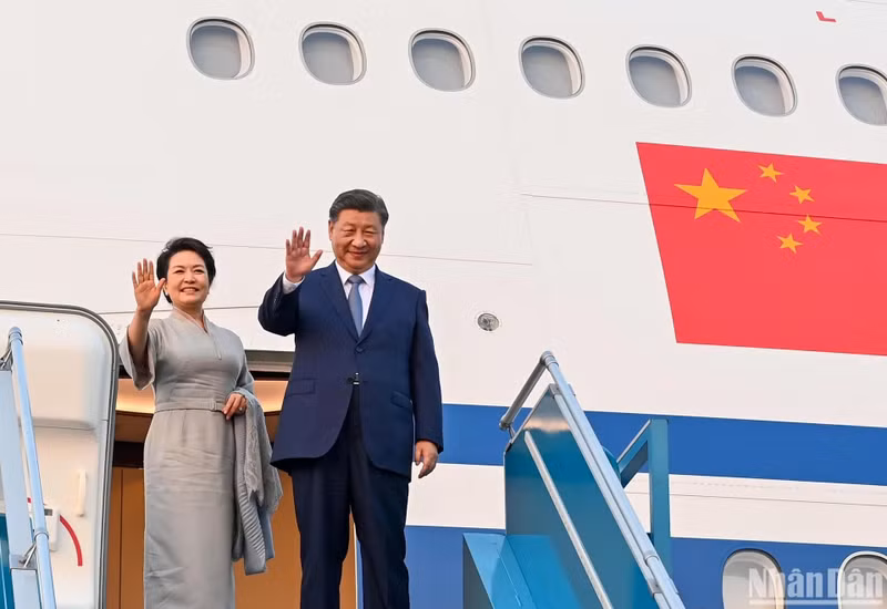 El secretario general del Comité Central del Partido Comunista de China y presidente de ese país, Xi Jinping, y su esposa concluyen la visita de Estado a Vietnam. (Fuente: Nhan Dan) El secretario general del Comité Central del Partido Comunista de China y presidente de ese país, Xi Jinping, y su esposa concluyen la visita de Estado a Vietnam. (Fuente: Nhan Dan)
