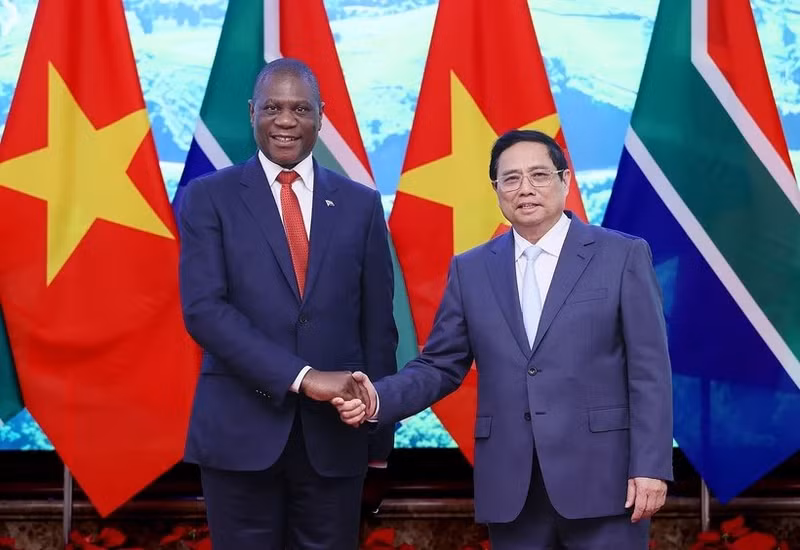 El primer ministro Pham Minh Chinh (derecha) y el vicepresidente de Sudáfrica, Paul Mashatile. (Foto: VNA)