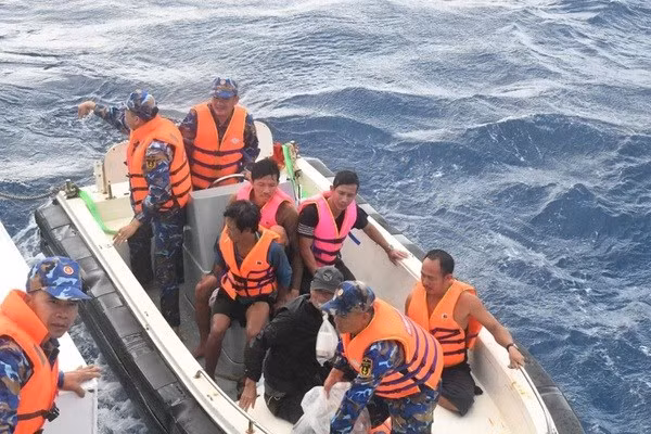 En el rescate. (Foto: VNA)