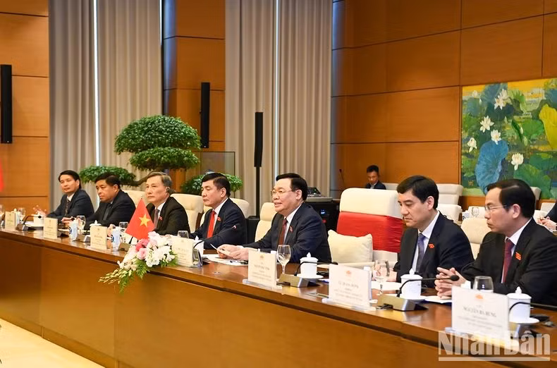 Dinh Hue y delegados vietnamitas en la reunión.