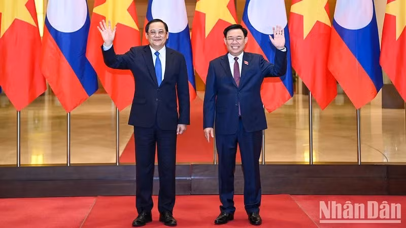 El presidente de la AN, Vuong Dinh Hue (Derecha), y el primer ministro de Laos, Sonexay Siphandone.