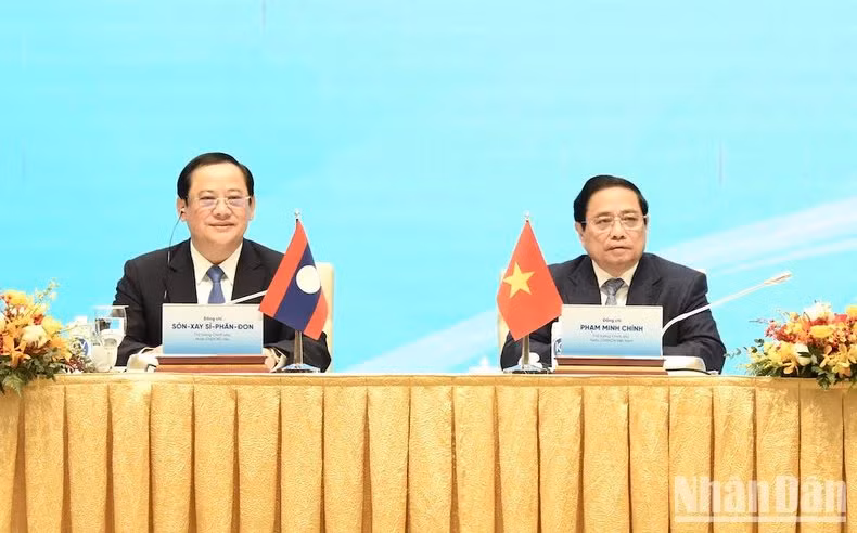 El primer ministro de Vietnam, Pham Minh Chinh (derecha), y su homólogo laosiano, Sonexay Siphandone, copresiden la conferencia.