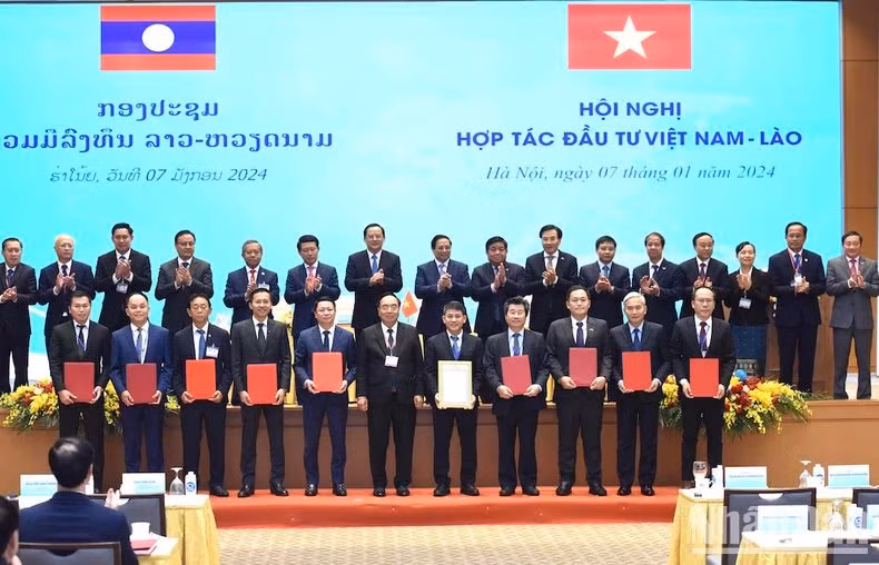 El primer ministro Pham Minh Chinh y su homólogo de Laos, Sonexay Siphandone, presencian la entrega de documentos de cooperación entre los dos países.