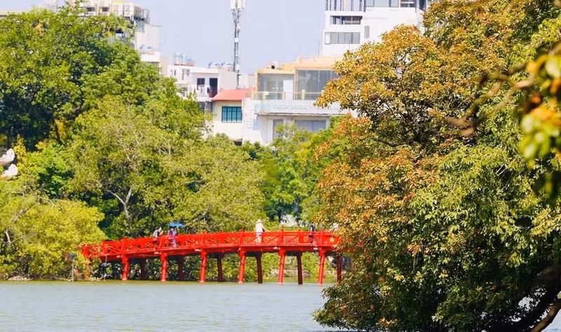 Paisaje del lago Hoan Kiem cada vez que Hanói entra en los últimos días del otoño. (Foto: VNA)
