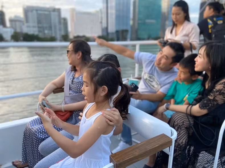 Turistas experimente el servicio de autobús fluvial de dos pisos.