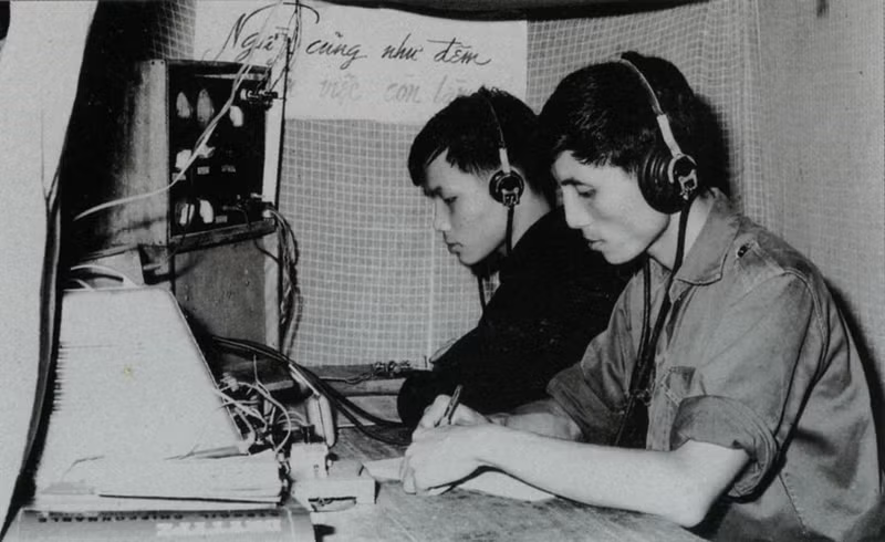 Telegrafista del equipo B8 (Agencia Informativa de Liberación) transmitiendo y recibiendo noticias. Foto: VNA Telegrafista del equipo B8 (Agencia Informativa de Liberación) transmitiendo y recibiendo noticias. Foto: VNA