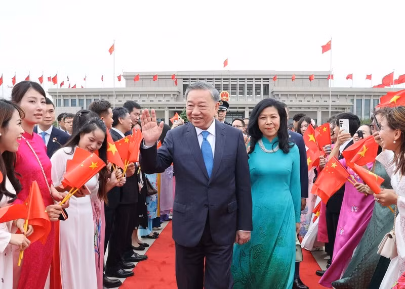 Ceremonia de despedida del líder partidista y presidente de Vietnam, To Lam, y su esposa en el Aeropuerto Internacional de Pekín. 