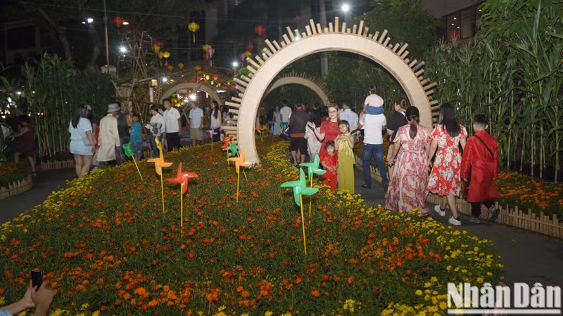 Mucha gente se reúne en la calle de flores, en el barrio Phu My Hung del distrito 7, para tomar fotografías en vísperas del Año Nuevo Lunar 2025.