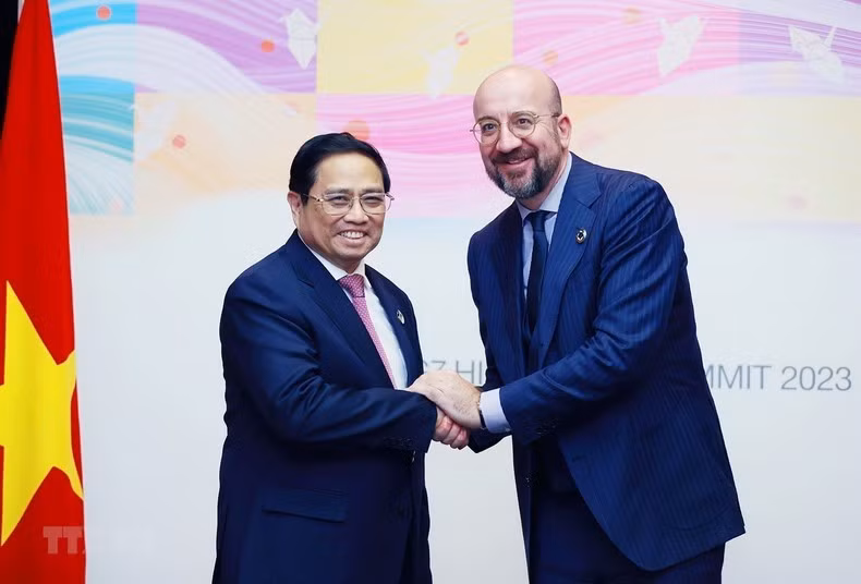 El primer ministro Pham Minh Chinh se reúne con el presidente del Consejo Europeo, Charles Michel. (Foto: VNA)