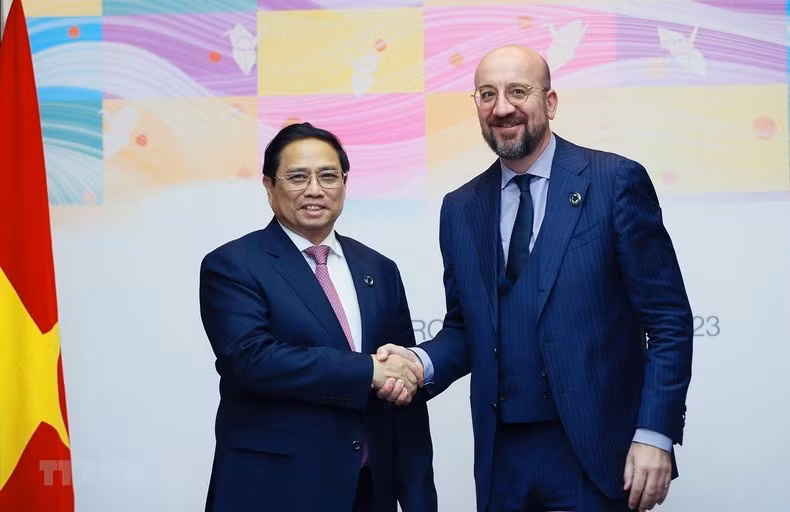 El primer ministro Pham Minh Chinh y el presidente del Consejo Europeo, Charles Michel. (Foto: VNA)