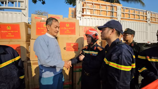 El coronel Nguyen Minh Khuong, jefe de la delegación del Ministerio de Seguridad Pública de Vietnam, entregó obsequios de ayuda a Myanmar. (Foto: VNA)