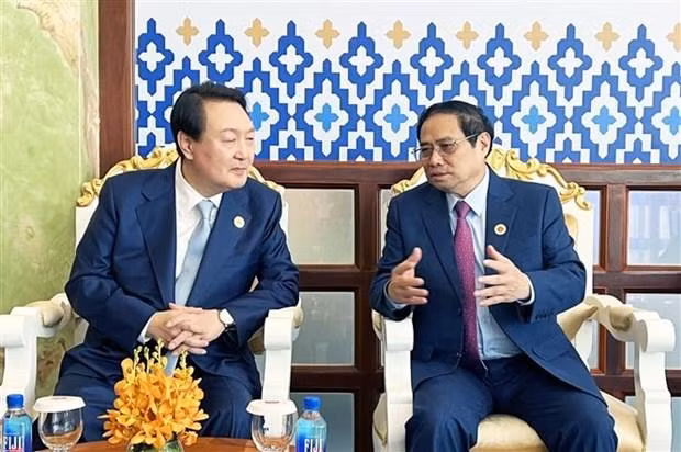El primer ministro de Vientam, Pham Minh Chinh, y el presidente de Corea del Sur, Yoon Suk-yeol. (Fotografía: VNA)