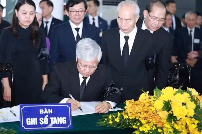 Do Van Chien, miembro del Buró Político, secretario del Comité Central del Partido y presidente del Comité Central del Frente de la Patria de Vietnam (FPV), escribe en el libro de condolencias. (Foto: VNA) Do Van Chien, miembro del Buró Político, secretario del Comité Central del Partido y presidente del Comité Central del Frente de la Patria de Vietnam (FPV), escribe en el libro de condolencias. (Foto: VNA)