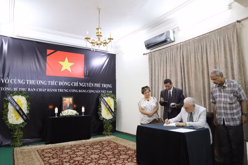 El secretario general del Partido Comunista de Egipto, Salah Adly Abdelhafiz, escribe en el libro fúnebre del secretario general Nguyen Phu Trong. (Foto:VNA)